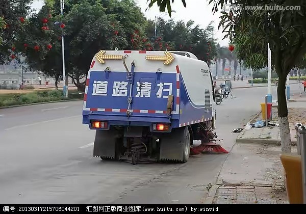 真实记录，道路清扫车的工作瞬间